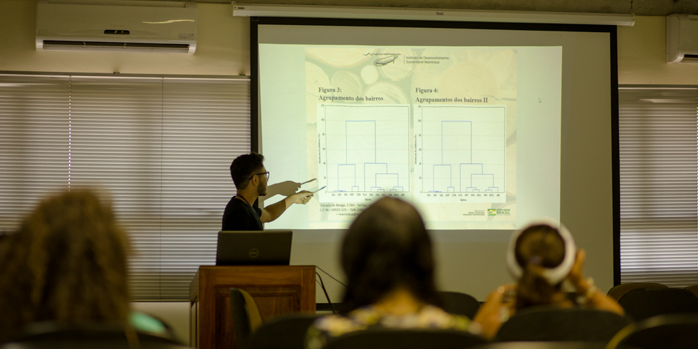 Estudantes de iniciação cientí­fica apresentam trabalhos em seminário parcial do Instituto Mamirauá