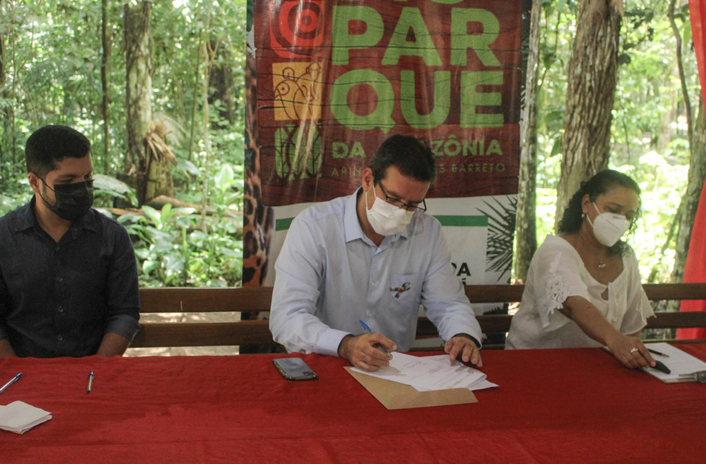 Instituto Mamirauá e Bioparque da Amazônia assinam acordo de cooperação técnica para reabilitação de peixes-boi